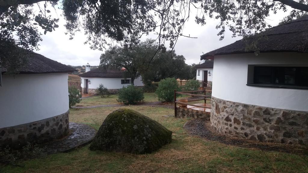 Chozos De La Dehesa Aparthotel La Roca de la Sierra Kültér fotó